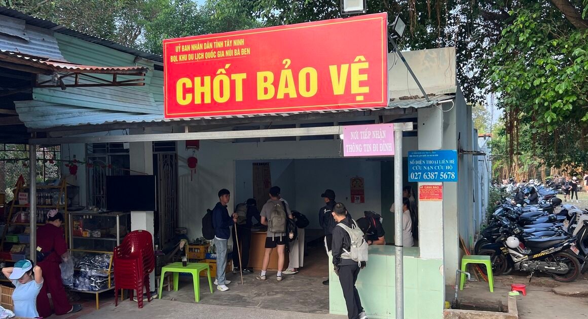 NGUY CƠ ĐÁ LĂN VÀ SẠT LỞ TIẾN SÂU DƯỚI ĐÁY NÚI BÀ ĐEN, DU KHÁCH ĐƯỜNG NÀY CẦN CẨN TRỌNG!