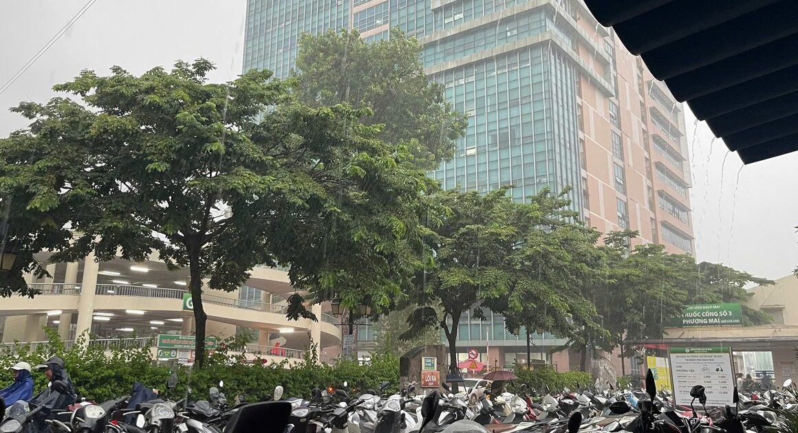 MIỀN BẮC CĂN BUỘC CHIẾN ĐẤU VỚI MƯA LỚN LIÊN TIẾP, NGUY CƠ LŨ QUÉT VÀ SẠT LỞ ĐẤT RẬP RÀNH ĐĂNG KÝ ẬP ẤP!