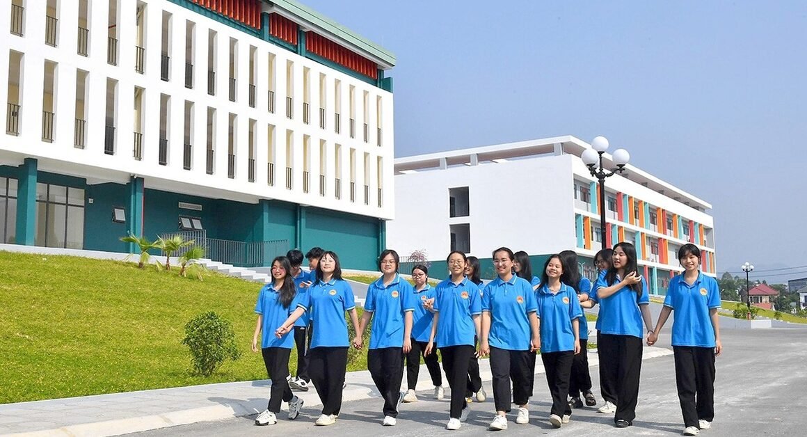 AI ĐANG GIẤY MỚI VỀ VỤ 147 BÀI THI TOÁN ĐIỂM 10 TẠI CHUYÊN TUYÊN QUANG, SẼ TẤN CÔNG GÂY SỐC!